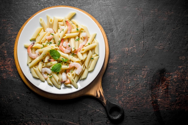 Pasta with shrimp and mint leaves