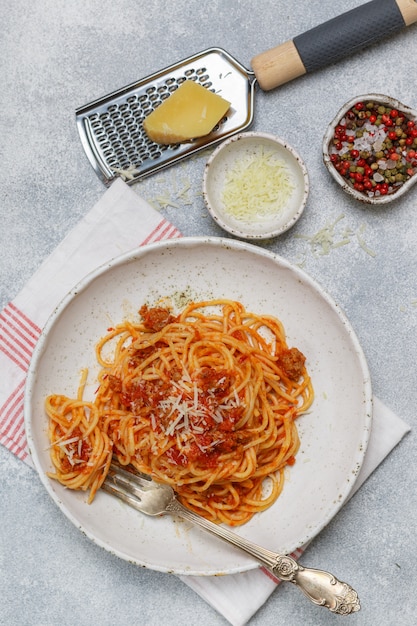 トマトソース、肉、チーズ、スパイスのパスタ