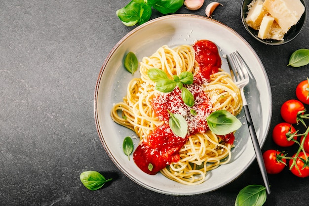 トマトソースとパルメザンチーズのパスタ