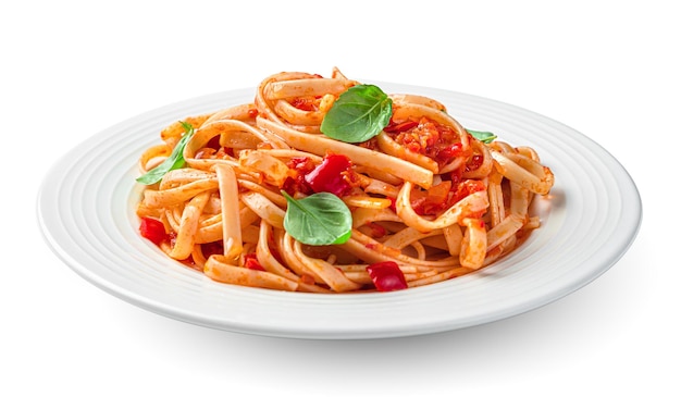 La pasta con pomodori e basilico è isolata su uno sfondo bianco