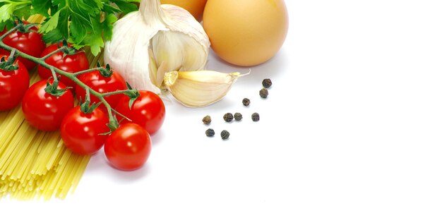 색 배경에 토마토와 함께 파스타