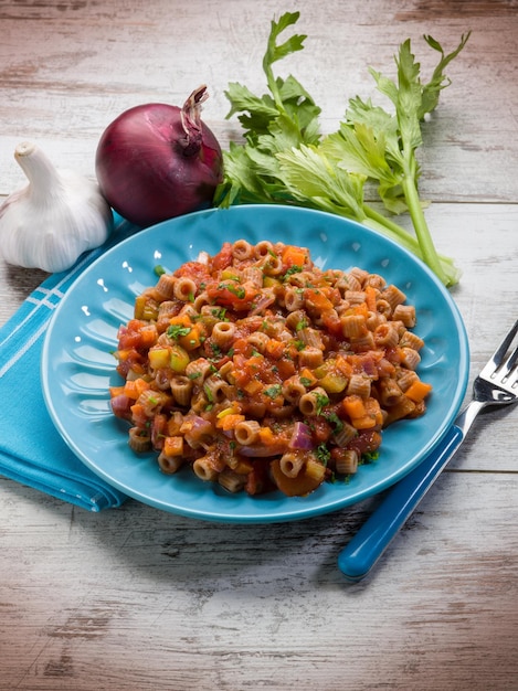 Foto pasta al ragù di verdure