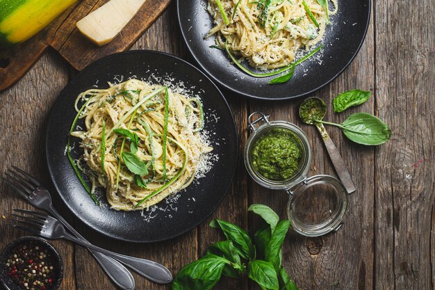 Foto pasta con zucchine e salsa di panna