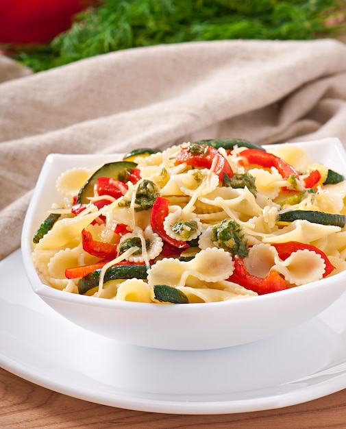 pasta with zucchini and sweet peppers with basil-garlic dressing