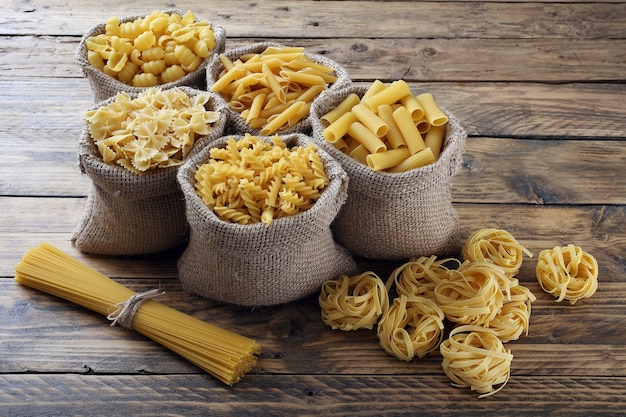 Foto pasta in una ciotola di legno