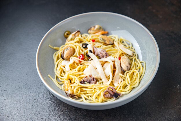 pasta zeevruchten spaghetti gezonde maaltijd eten snack op tafel kopieer ruimte voedsel achtergrond rustiek