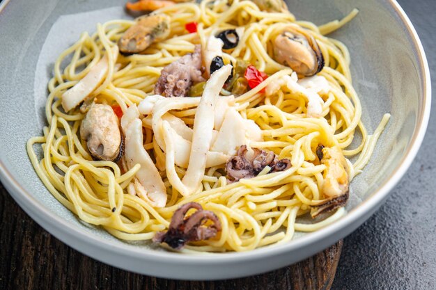 pasta zeevruchten spaghetti gezonde maaltijd eten snack op tafel kopieer ruimte voedsel achtergrond rustiek