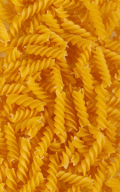Pastaproducten in de vorm van een spiraalvormige textuur op een witte achtergrond close-up