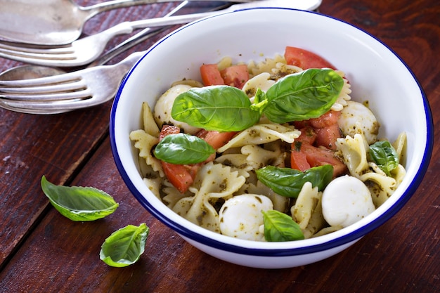 Pastasalade Caprese style met farfalle