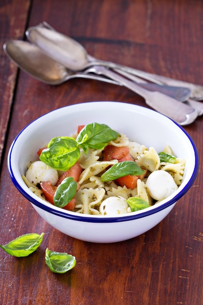 Pastasalade Caprese style met farfalle