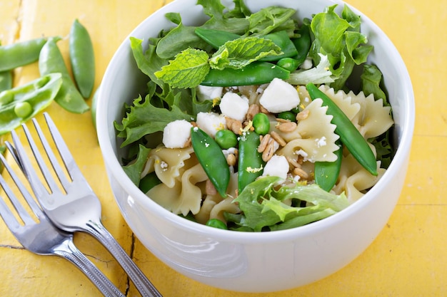 Pastasalade met farfalle erwten en feta