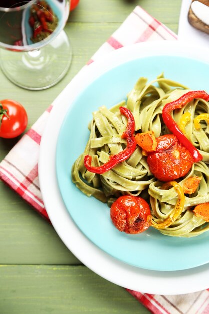 Pastasalade met peper, wortel en tomaten op houten tafel achtergrond