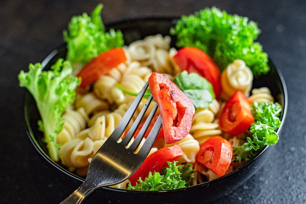 Pastasalade met tomaat en sla