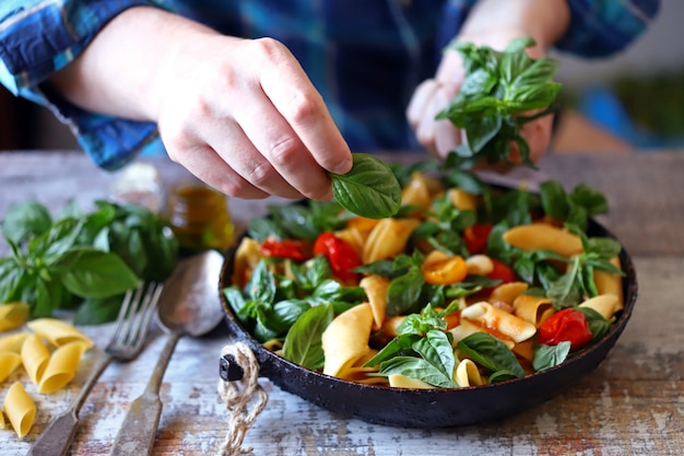 Pastasalade met tomaten en basilicum