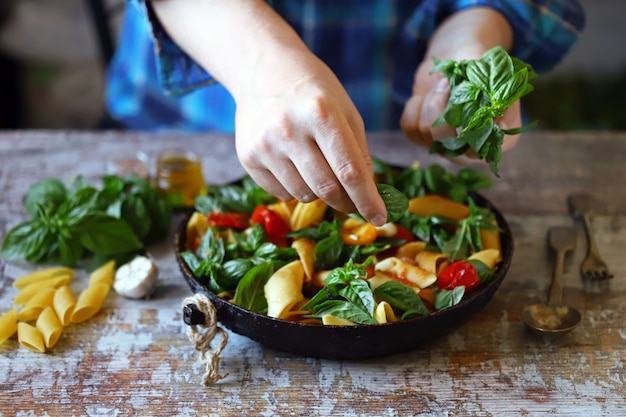 Pastasalade met tomaten en basilicum