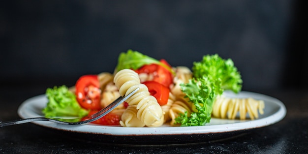 pastasalade met tomaten en letucce