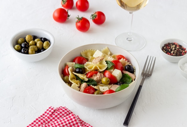 Pastasalade met tonijn, tomaten en witte kaas. Farfalle. Gezond eten. Eetpatroon.