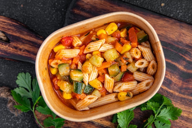 pastasalade tomaat, komkommer, maïs, groente, penne pasta maaltijd snack op tafel kopie ruimte