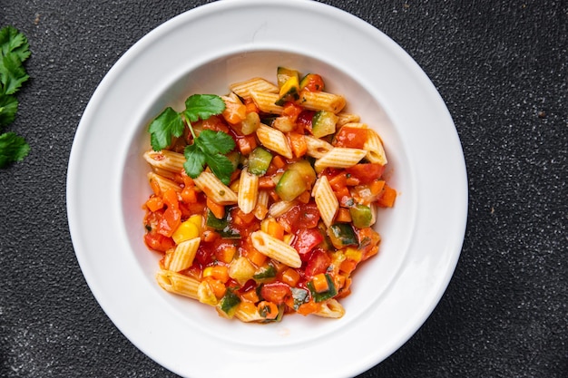 pastasalade tomaat, komkommer, maïs, groente, penne pasta maaltijd snack op tafel kopie ruimte