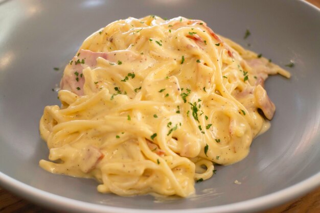 Foto pastaschotel op houten tafel rechtenvrije stockafbeeldingen