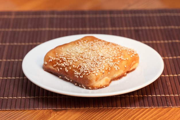 Pastei gevuld vlees op een donkere houten tafel