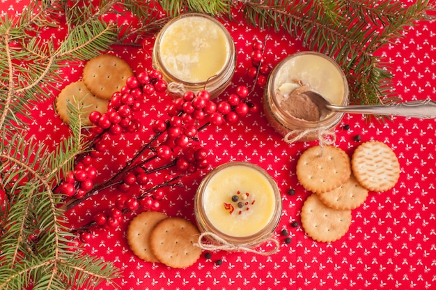 Pastei met boter en crackers op rode textielachtergrond