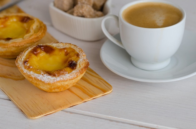 Pasteis de belem met kop koffie