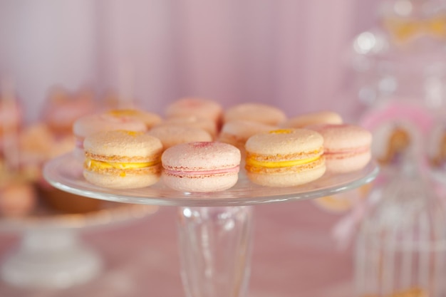 Pastel bitterkoekjes close-up. Trouwdag. Zoete decoratie. Verjaardagsfeest.