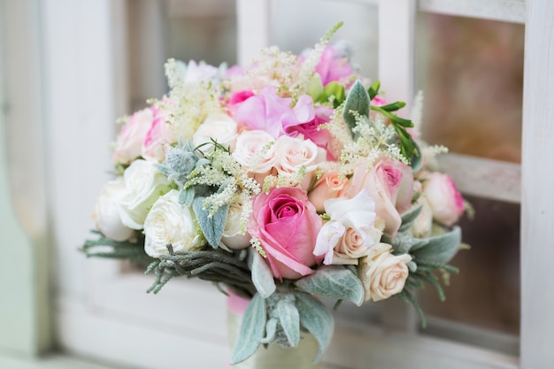 Pastel bos roze roos en lila witte Eustoma rozen bloemen, groen blad. Concept van lente boeket. Zomer Achtergrond