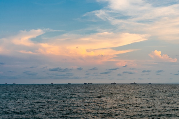 写真 パステルカラーの空と海とボート