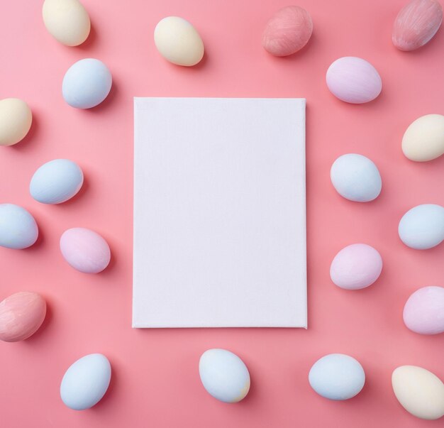 Foto uova di pasqua color pastello con cornice bianca vuota per il design mockup