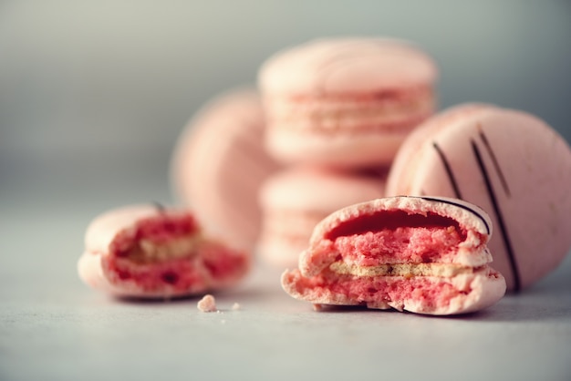 Macarons пастельных цветов с космосом экземпляра, взгляд сверху. Праздники и торжества концепции. Сладкий подарок женщине, девушке