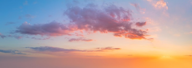 パストルカラー 壮大な真空と太陽 パノラマ的な日の出 夕暮れ 色彩の多い雲の空 鳥なし 自然の雲景色 大きなパノラマ