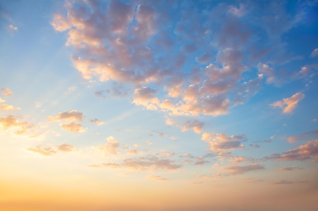写真 明るいカラフルな雲とサンセットサンライズサンダウンスカイのパステルカラー