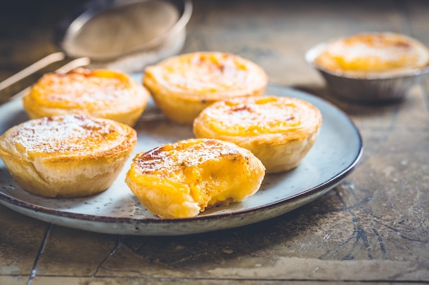 Pasticceria tradizionale portoghese con crema pasticcera all'uovo pastel de nata