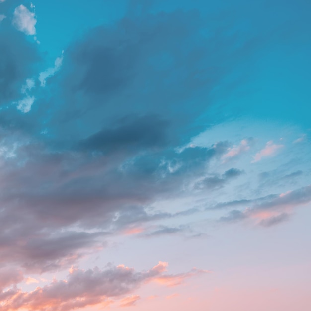 写真 パステル色の柔らかい青とピンクの雲 日の出