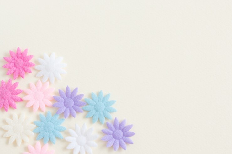 白い色の紙の背景にパステルの花