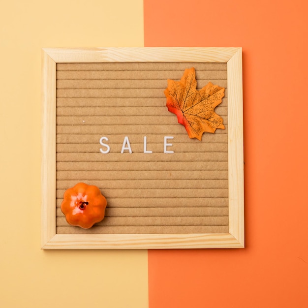 Pastel herfstkleuren Letterboard met bericht VERKOOP op gele en oranje achtergrond