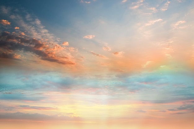 pastel licht roze goud blauw bewolkt zonsondergang op zee water golf reflectie zonnige avond