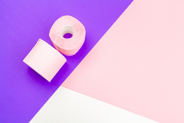 Пастельно-розовая туалетная бумага