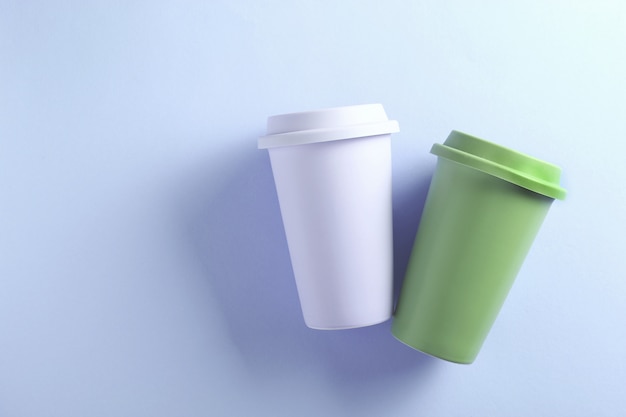 보라색에 파스텔 퍼플과 그린 세라믹 여행 머그잔. 보라색에 두 컵 컵입니다.