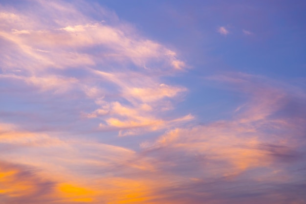 Cielo al tramonto pastello in rosa viola e blu