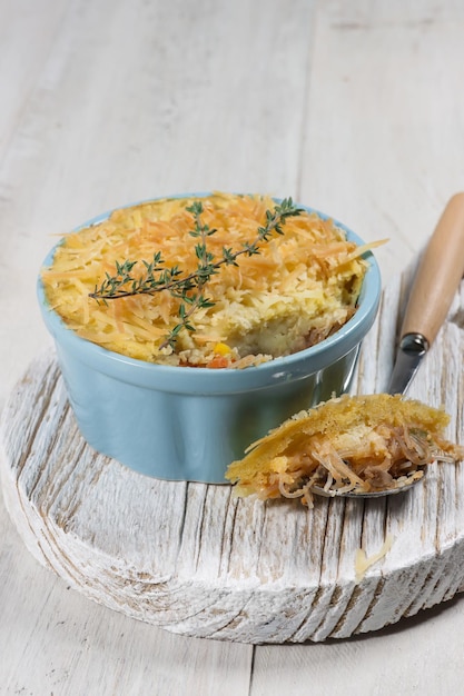 Pastel Tutup(shepherd's Pie)은 으깬 감자와 다진 쇠고기로 만든 전통적인 영국 파이입니다.