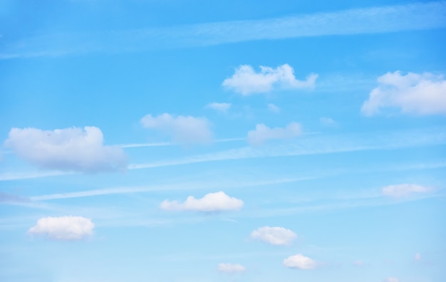 Pastelblauwe lucht kleine wolken - achtergrond met ruimte voor uw eigen tekst