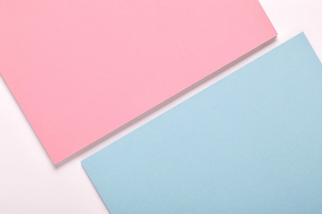 Pastelkleurige papier textuur minimalisme achtergrond. roze en blauwe vellen.