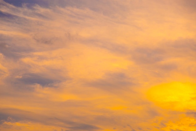 Pastelkleurige romantische zonsonderganghemel in roze, paars en blauw