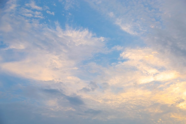 Pastelkleurige romantische zonsonderganghemel in roze, paars en blauw