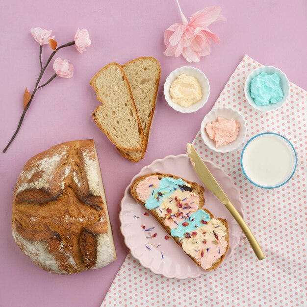 Pastelkleurige roomkaas, melk en brood