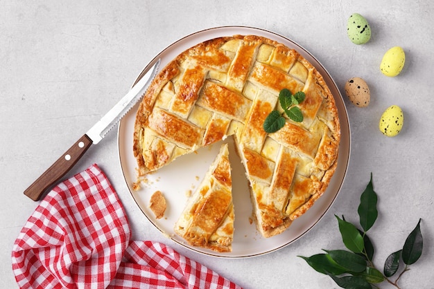 Pastiera и красочные пасхальные яйца pastiera или pizza gran - это традиционный итальянский пасхальный пирог, приготовленный с