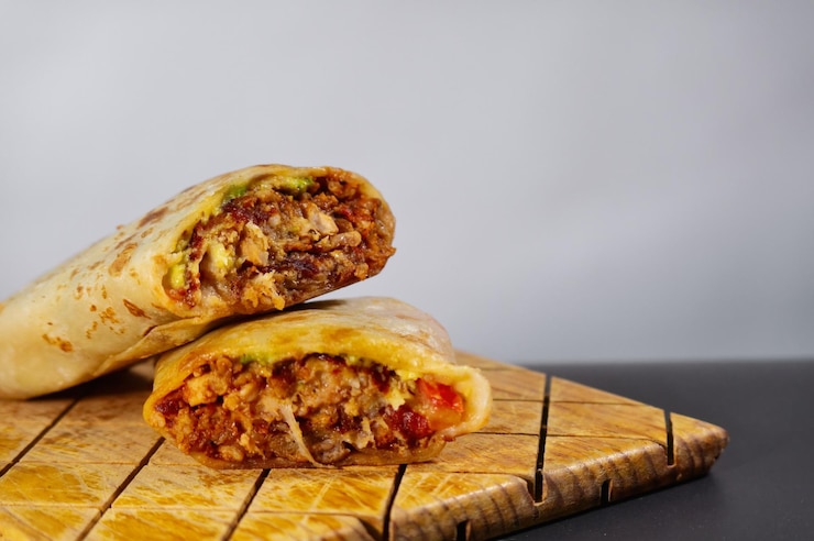 Photo パスター メキシカン ブリトー、肉とホットソース添え